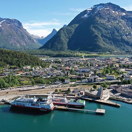 Andalsnes Sentrum Apartment No1 エクステリア 写真